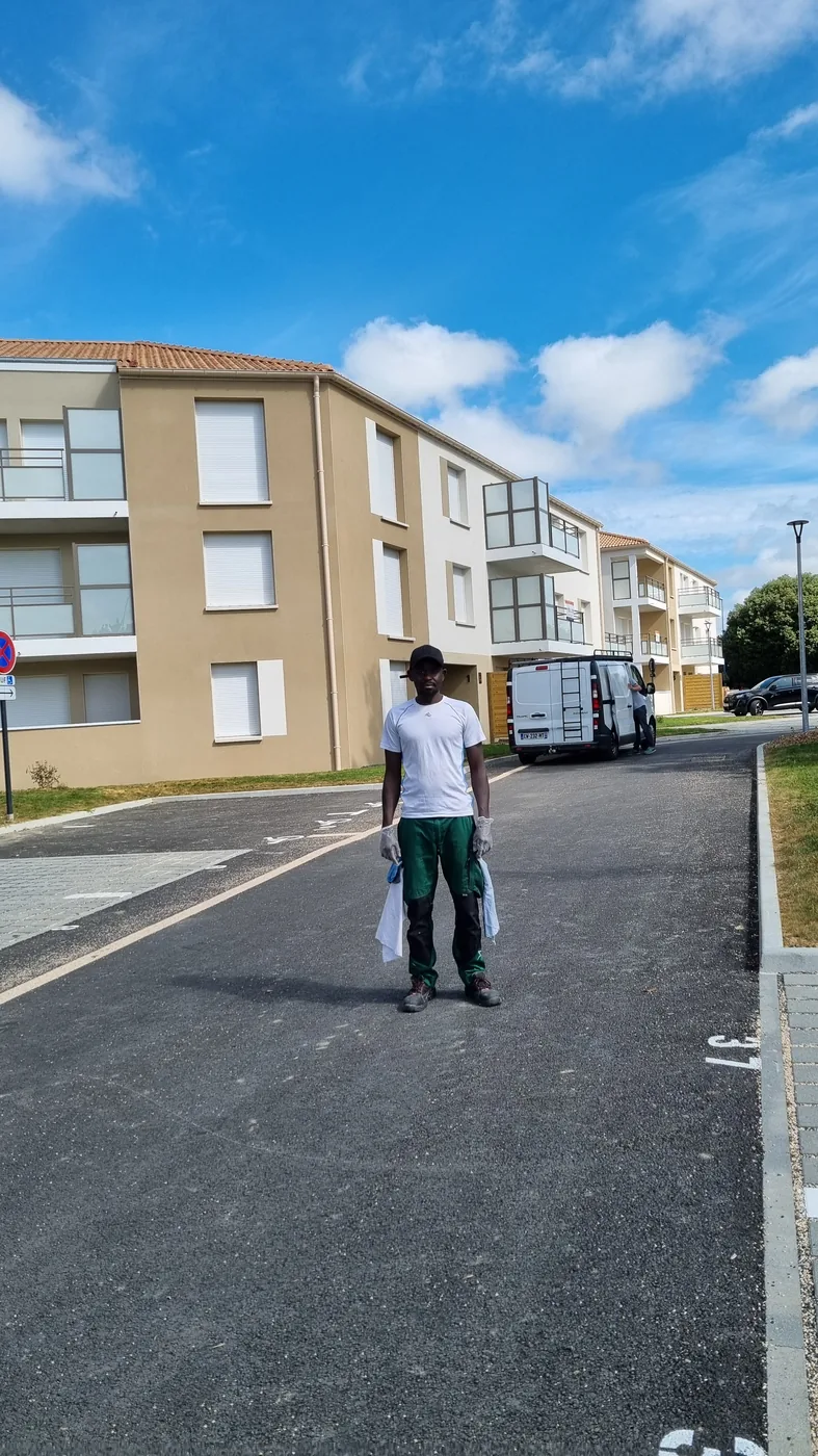 Nettoyage de fin de chantier résidence neuve Nantes Équipe ZEN NETTOYAGE 44 réalisant le nettoyage de fin de chantier d’une résidence neuve à Nantes