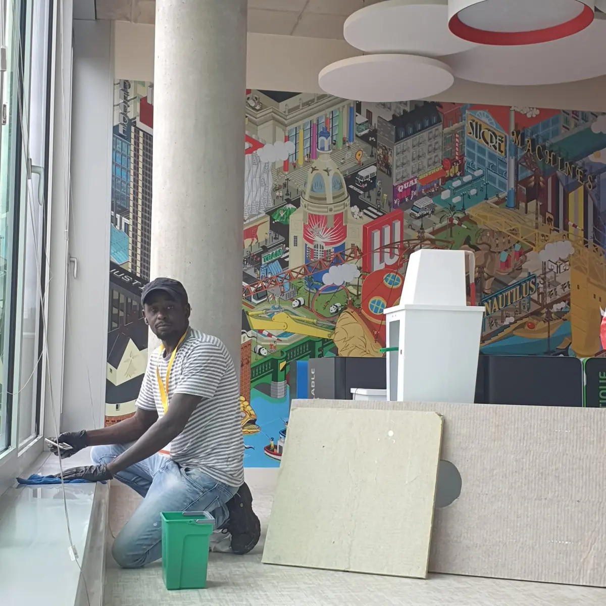 Nettoyage des appuis de fenêtre d'un hall d'accueil à Nantes