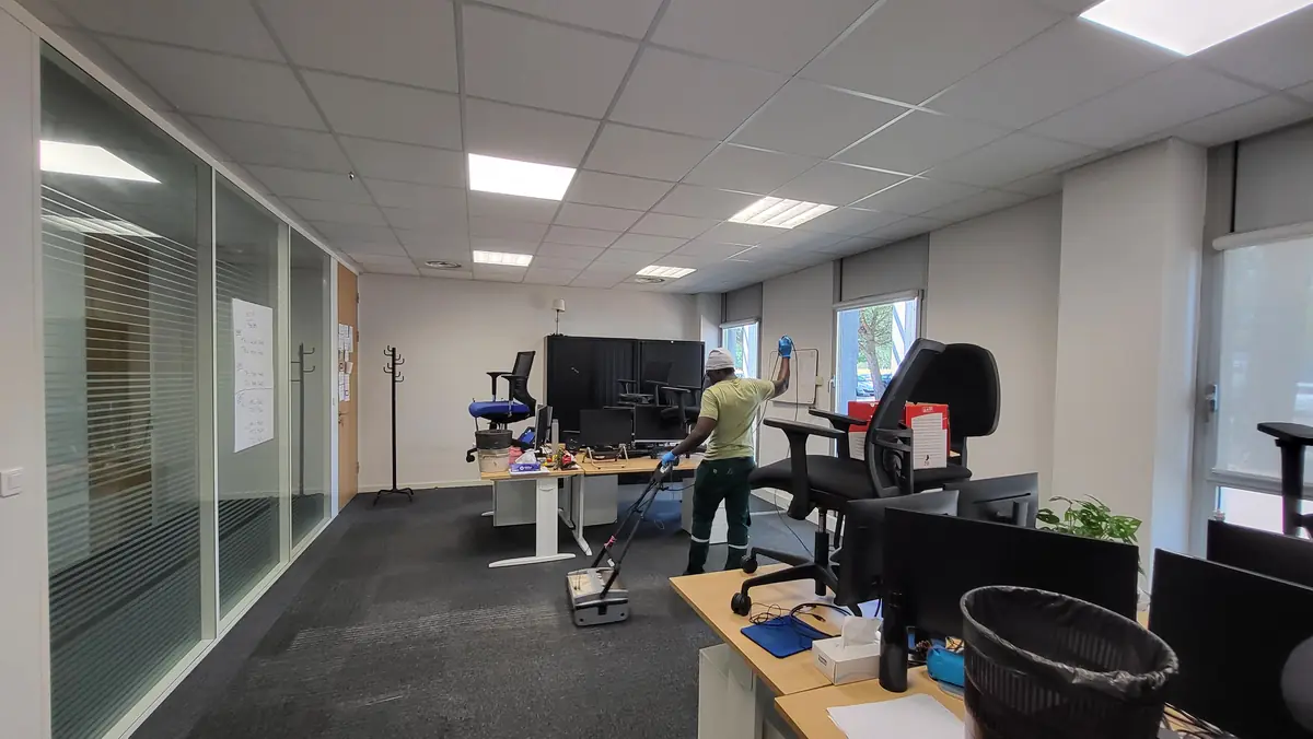 Désinfection des surfaces et points de contact dans des bureaux à Nantes