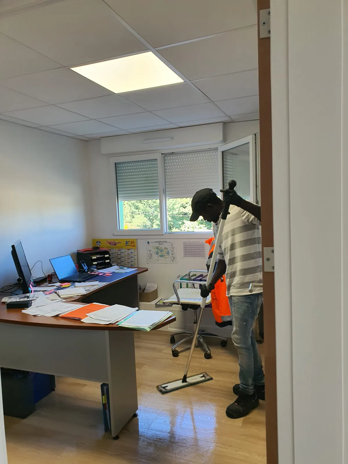 Agent ZEN NETTOYAGE 44 entretenant le sol d'un bureau indivi Agent ZEN NETTOYAGE 44 entretenant le sol d'un bureau individuel à Nantes