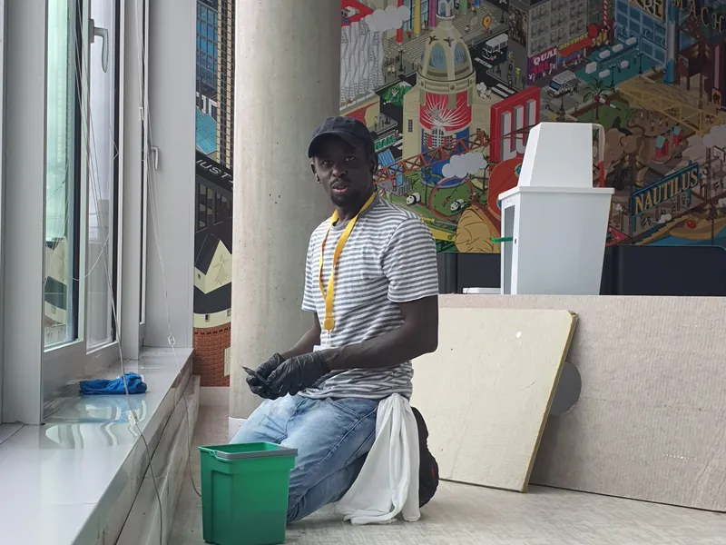 Technicien ZEN NETTOYAGE dans des bureaux à Nantes