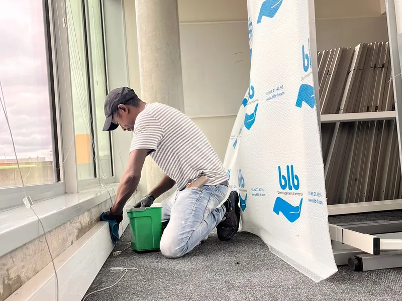Nettoyage des plinthes et bas de vitrage de bureaux à Nantes