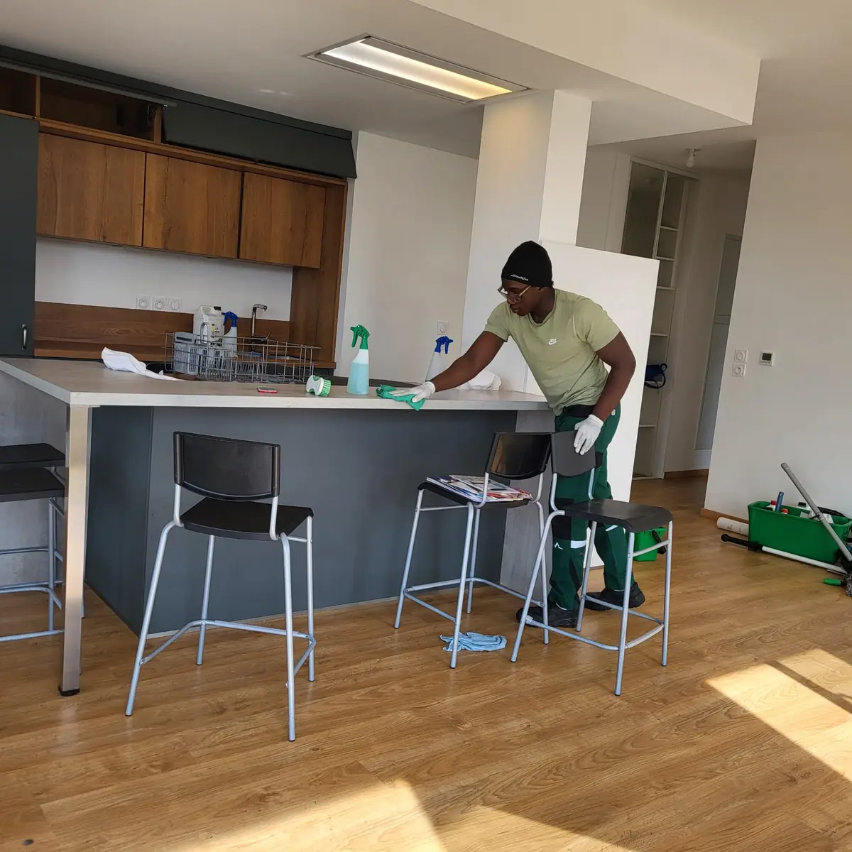 Nettoyage de la cuisine d'un appartement en fin de chantier à Nantes