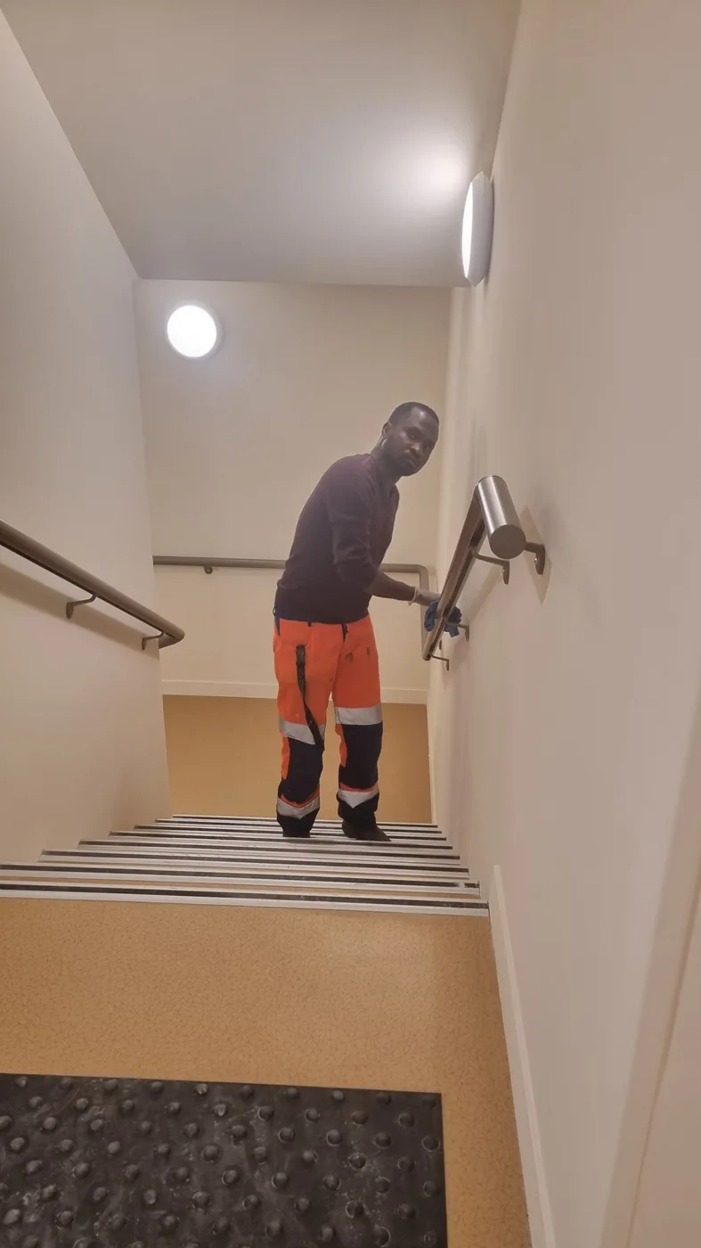 Nettoyage escaliers copropriété Nantes – technicien ZEN NETTOYAGE 44
