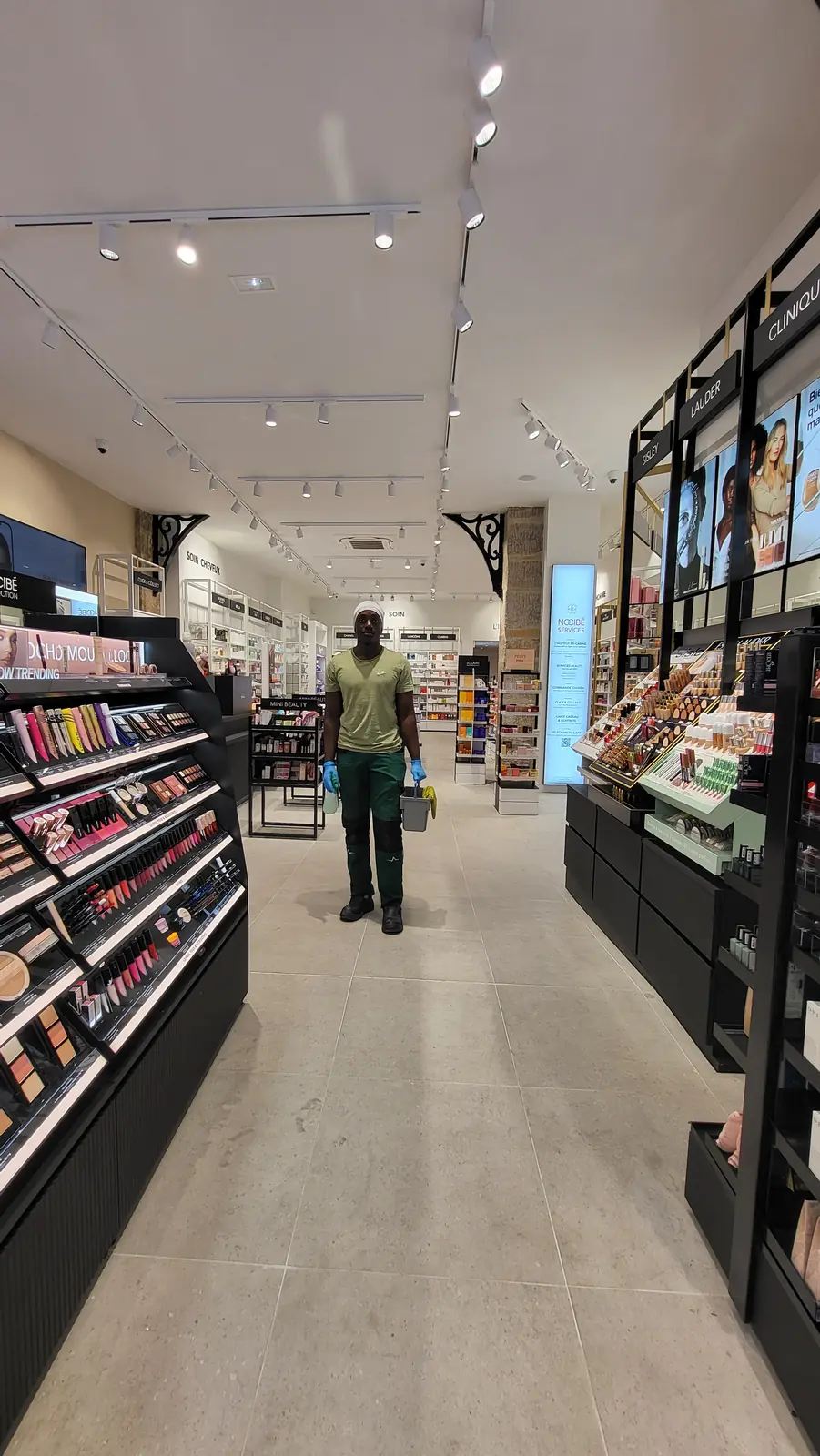 Technicien ZEN NETTOYAGE 44 dans le magasin de parfumerie NOCIBÉ à Nantes