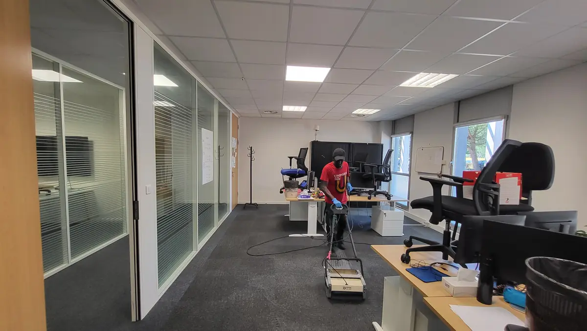 Nettoyage de la moquette d'un bureau individuel à Nantes