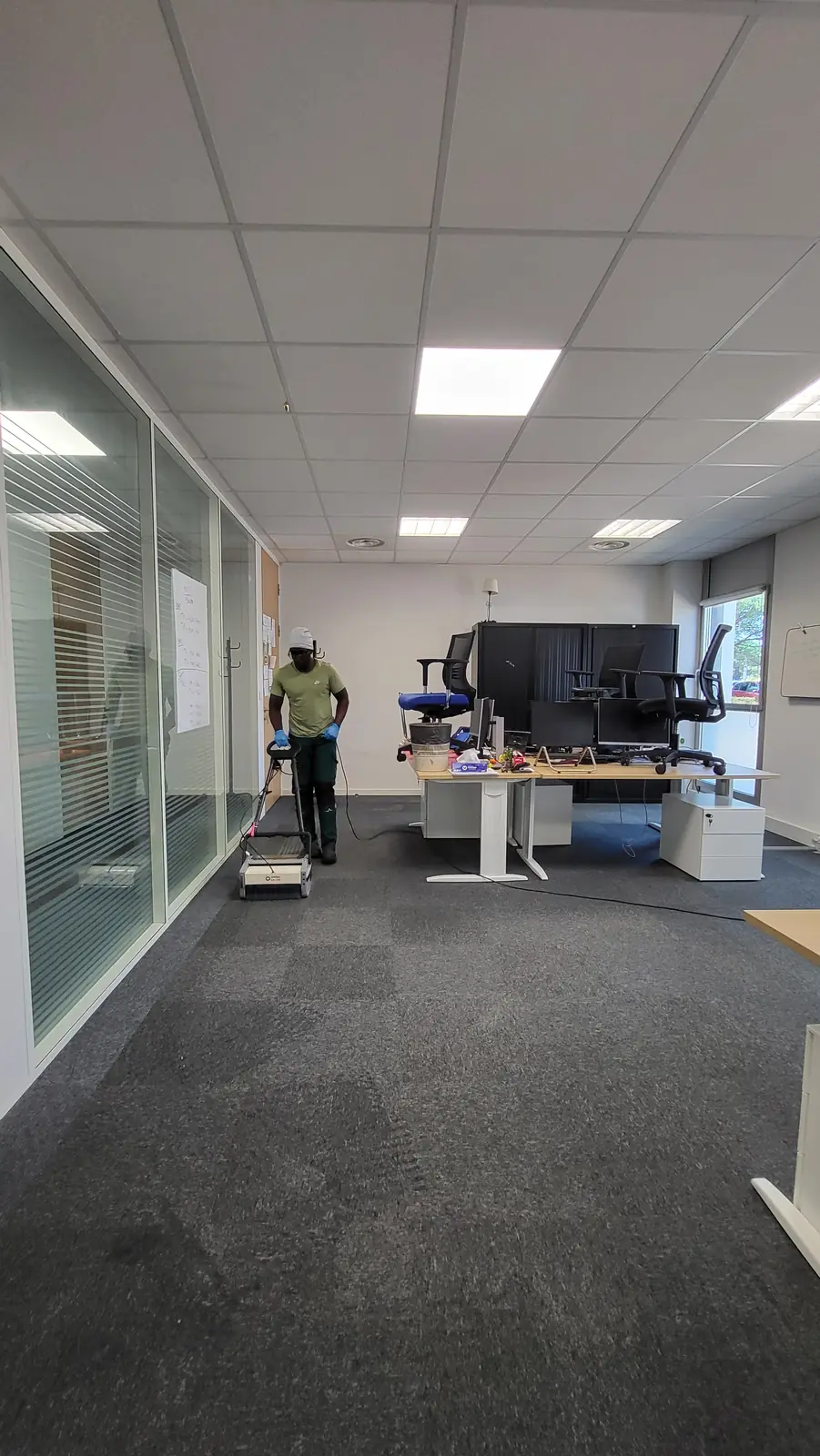 Nettoyage de moquette dans des bureaux à cloisons vitrées à Nantes