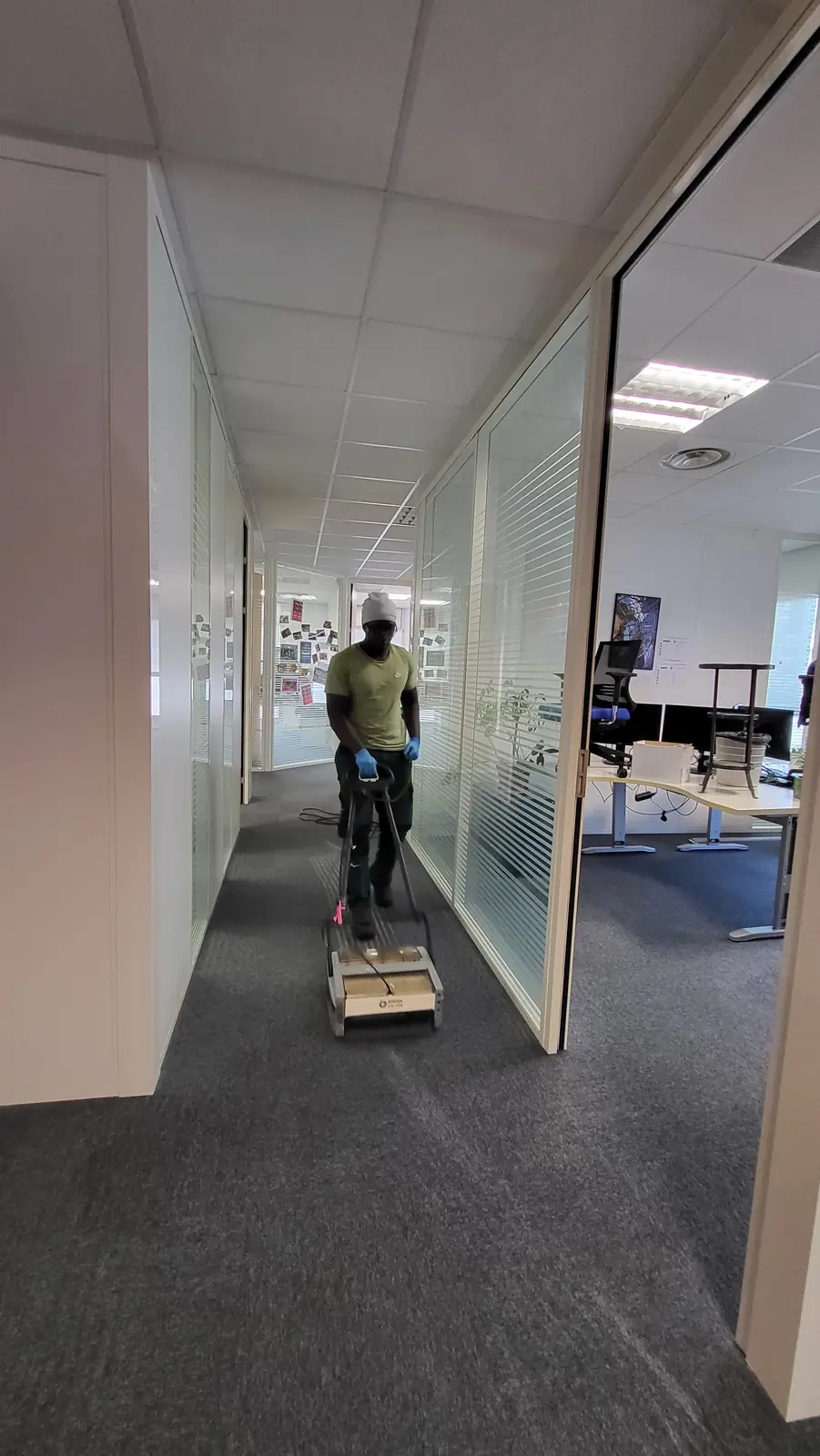 Nettoyage de la moquette des circulations d'un immeuble de bureaux à Nantes