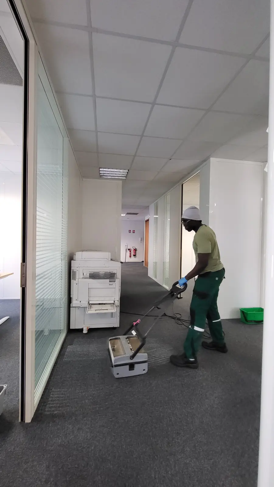 Nettoyage de la moquette d'un couloir de bureaux à Nantes à la monobrosse