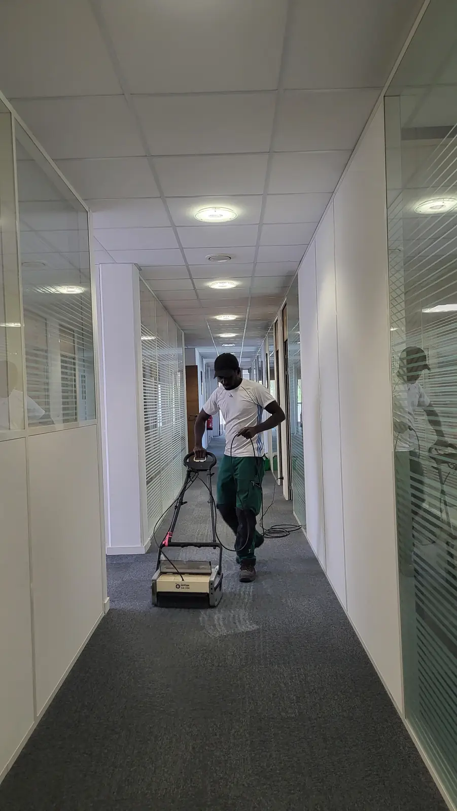 Nettoyage de la moquette d'un couloir vitré de bureaux à Nantes