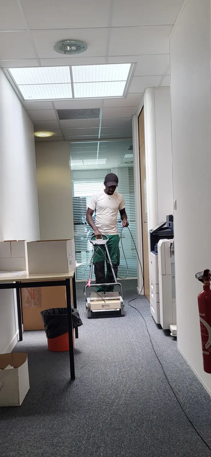 Nettoyage de la moquette d'un couloir de bureaux à Nantes