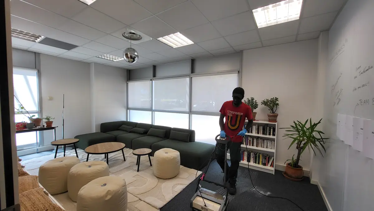 Nettoyage de la moquette d'un espace détente de bureaux à Nantes