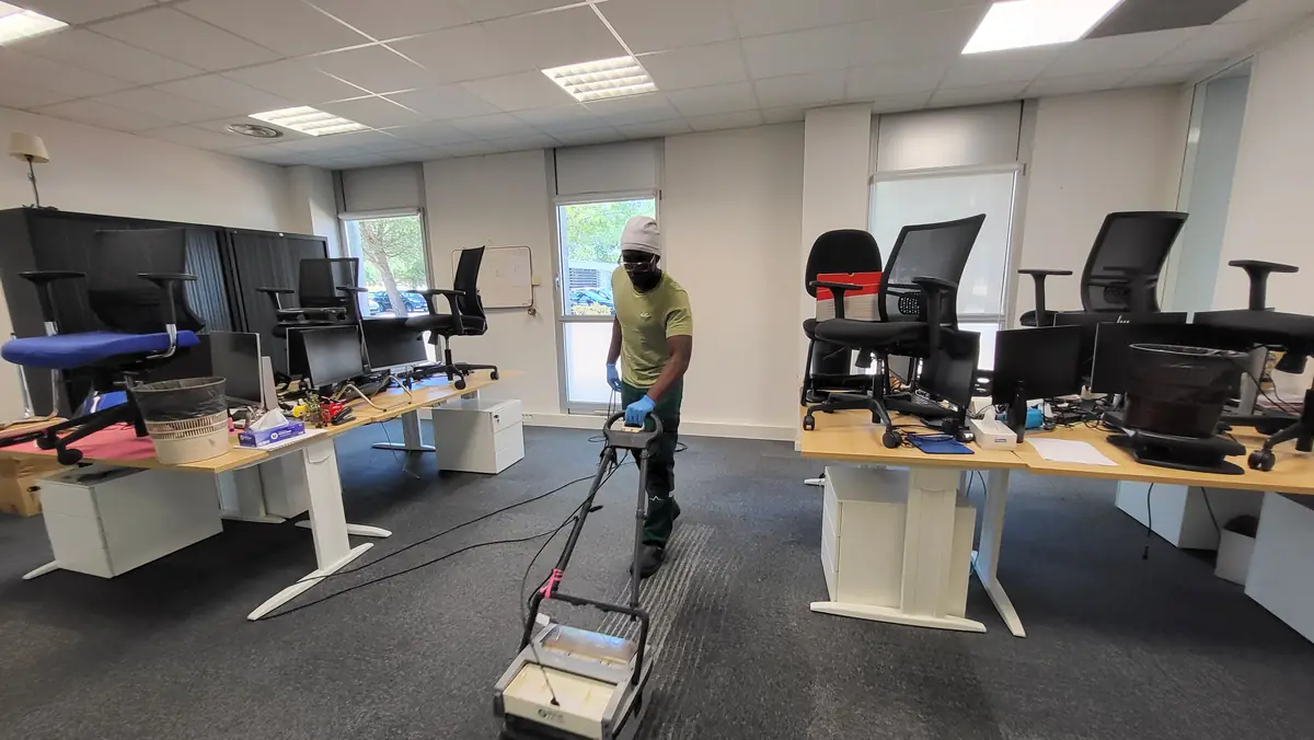 Nettoyage de la moquette d'un plateau de bureaux à Nantes