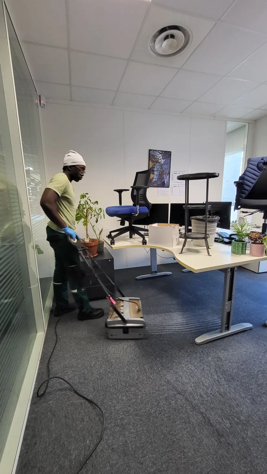 Nettoyage de la moquette autour d'un poste de travail à Nantes