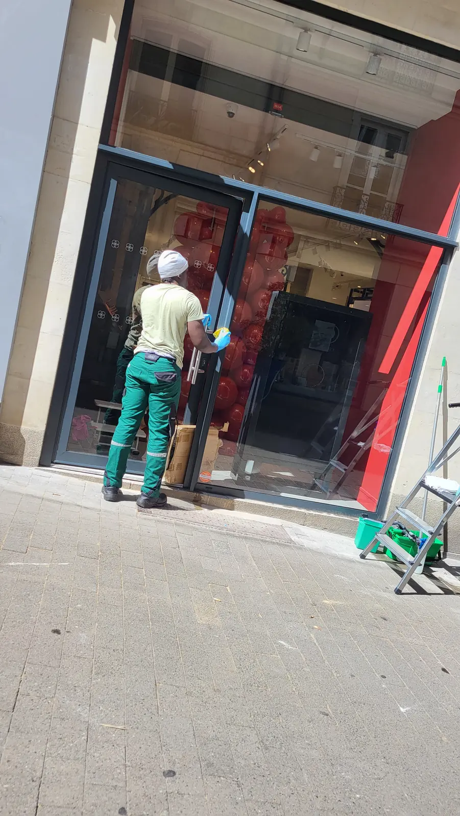 Nettoyage de la porte vitrée d'un commerce à Nantes