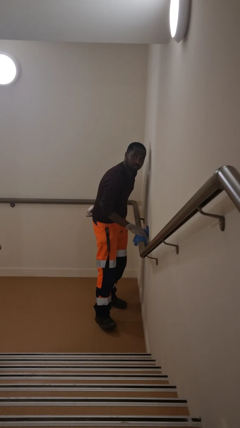 Nettoyage rampe escalier inox copropriété Nantes – désinfection points de contact