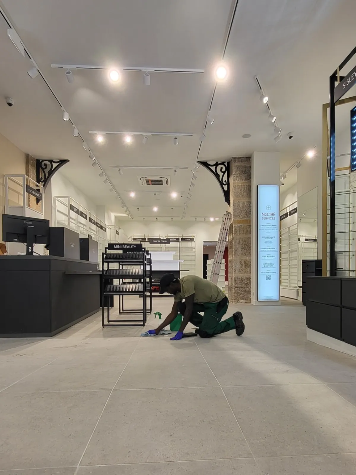 Technicien ZEN NETTOYAGE 44 nettoyant le sol de la boutique NOCIBÉ à Nantes après travaux