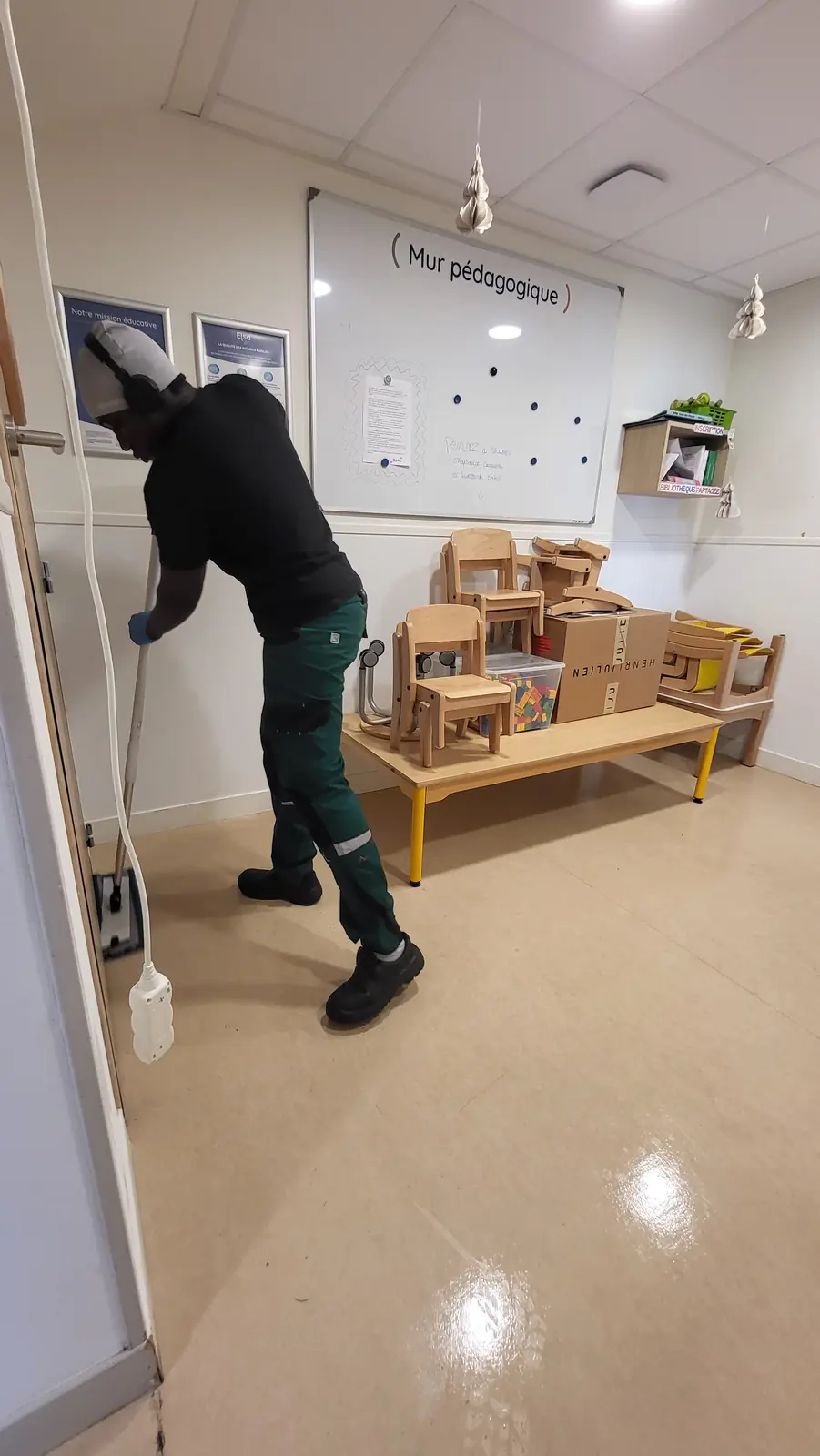 Nettoyage du sol d'une salle d'activité de crèche à Nantes