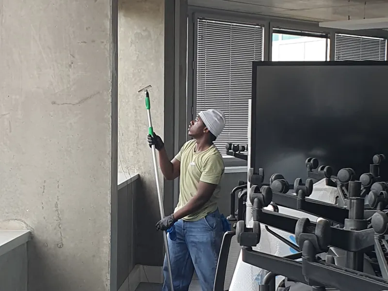 Nettoyage de vitres en hauteur dans des bureaux à Nantes