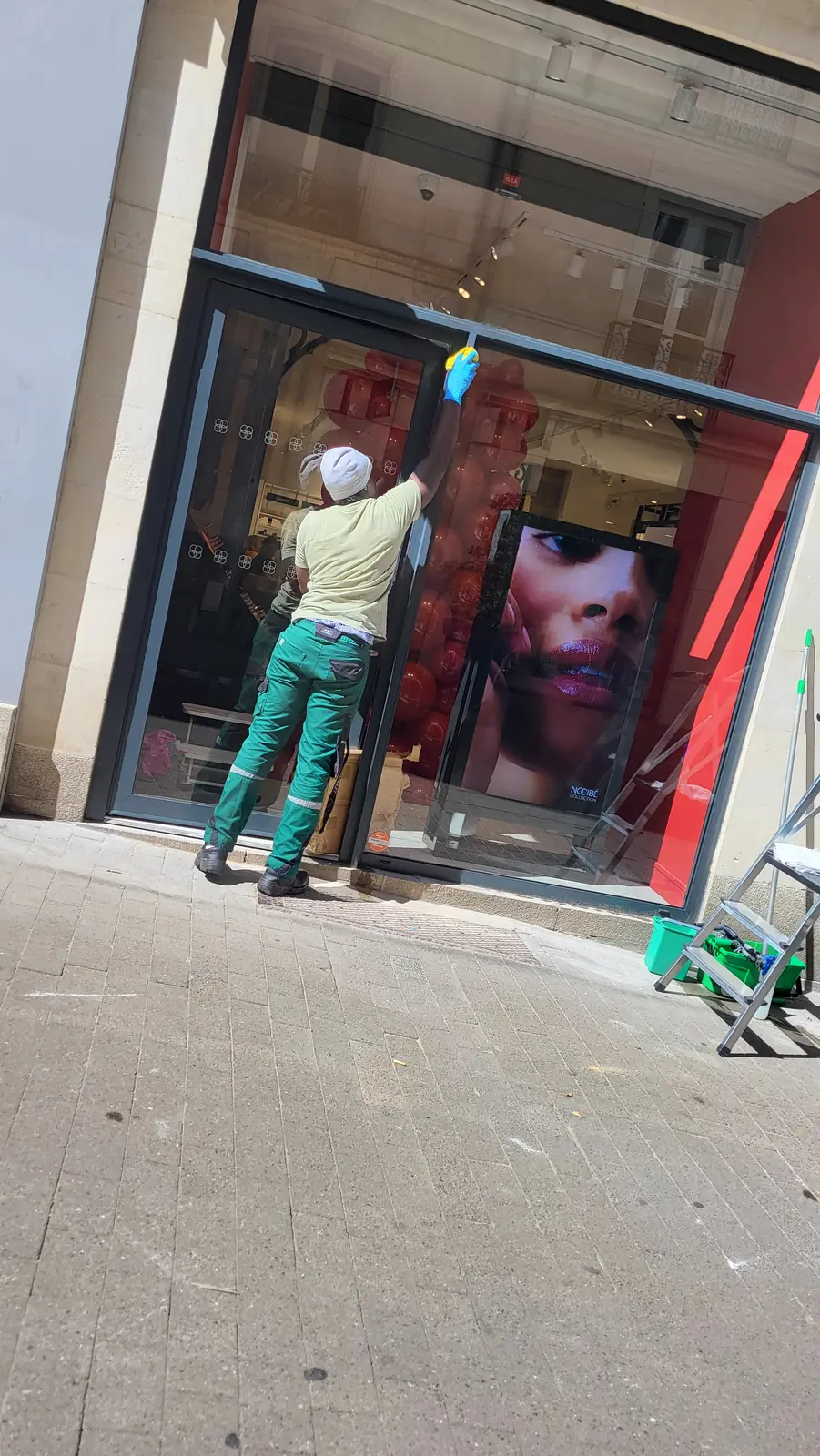 Nettoyage de la vitrine du magasin NOCIBÉ en centre-ville de Nantes