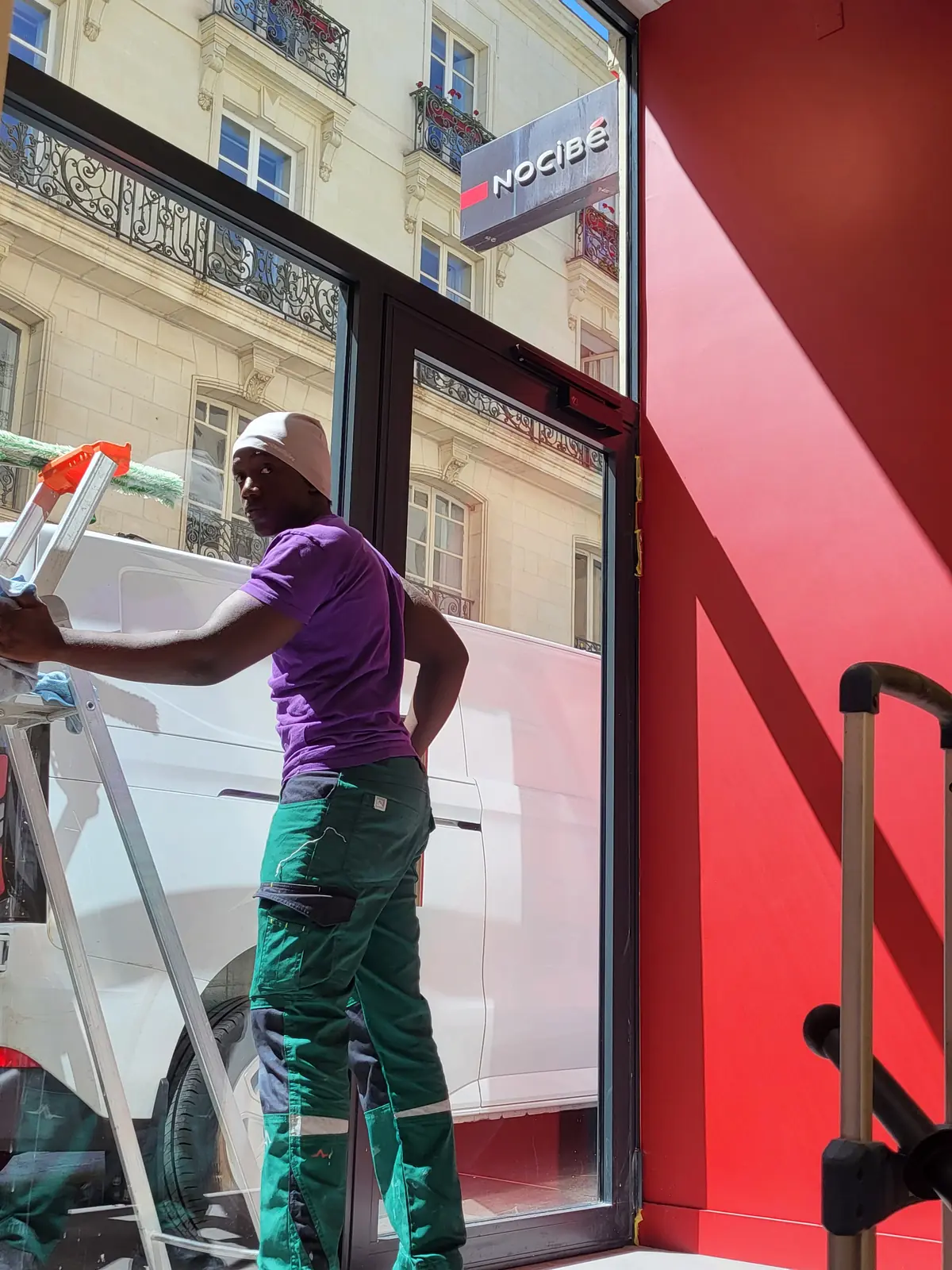 Nettoyage de la vitrine NOCIBÉ à l'échelle en centre-ville de Nantes
