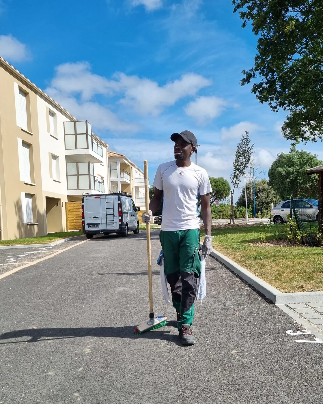Matériel professionnel nettoyage chantier Nantes Technicien ZEN NETTOYAGE 44 avec matériel professionnel sur un chantier à Nantes