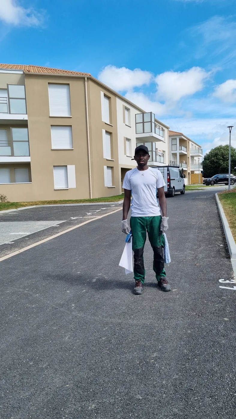 Technicien ZEN NETTOYAGE 44 avec son équipement professionnel à Sainte-Luce-sur-Loire